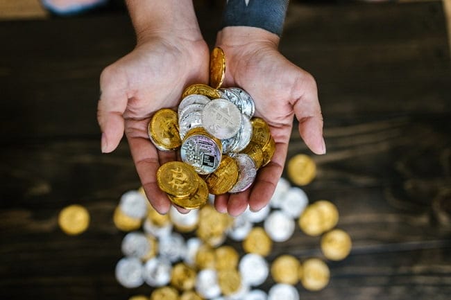 Altcoins fysiek in handen ven een man